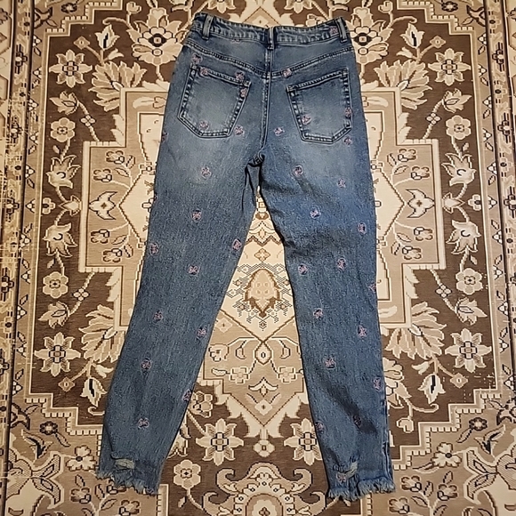 Tinseltown butterfly 🦋 ripped, frayed hem blue jeans junior sz 5, waist 28 - Picture 8 of 9